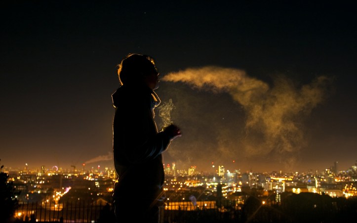 mood_alone_tranquil_solitude_people_men_males_boy_cities_scenic_lights_night_cigarette_smoke_1920x1200