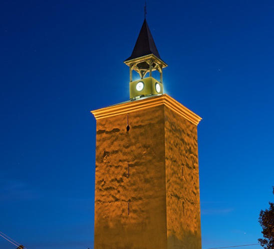 Ο πύργος του Ρολογιού, που δεσπόζει επί της οδού Στράντζης